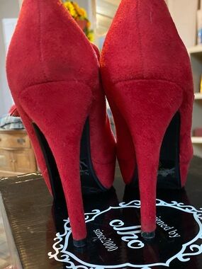 sexy, red, MaryJane Platform Pumps 
5-inch heel, 1 1/4-inch platform. 
Size 6.5